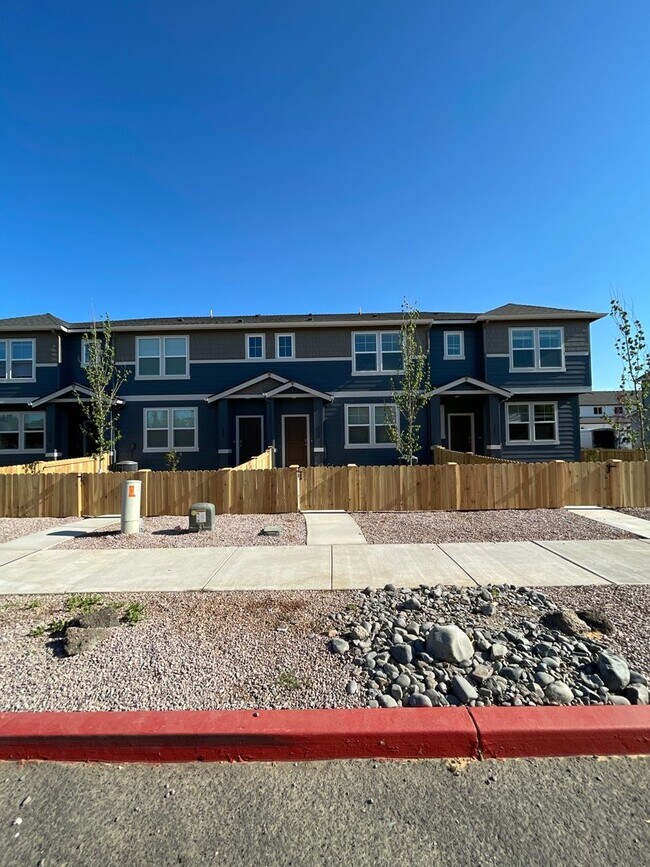 Building Photo - Town Home in NW Redmond's Canyon Ridge - PENDING APPLICATION