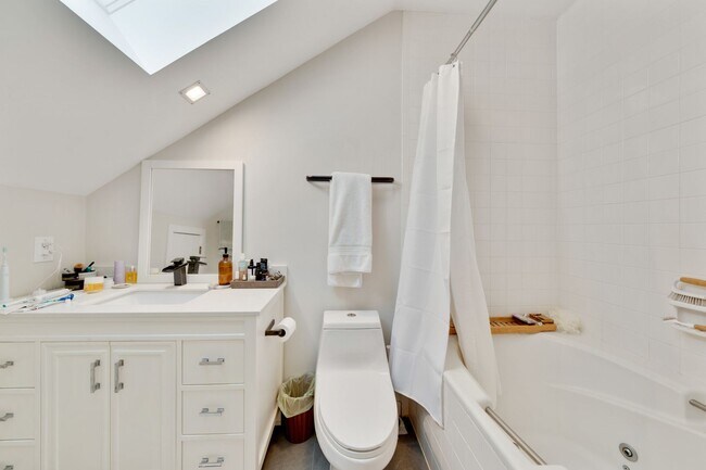 Building Photo - Stunning 3 Bedroom with a Beautiful View i...