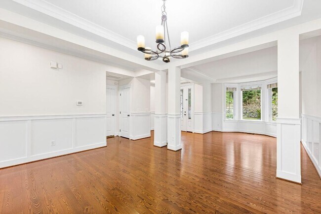 Building Photo - Elegant University Place Home with A/C, Tandem Garage, Office & Balcony Bedroom Near JBLM!