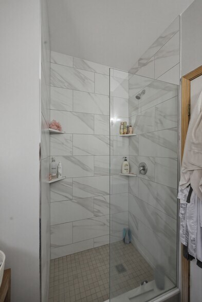 Building Photo - 844 N Wood St