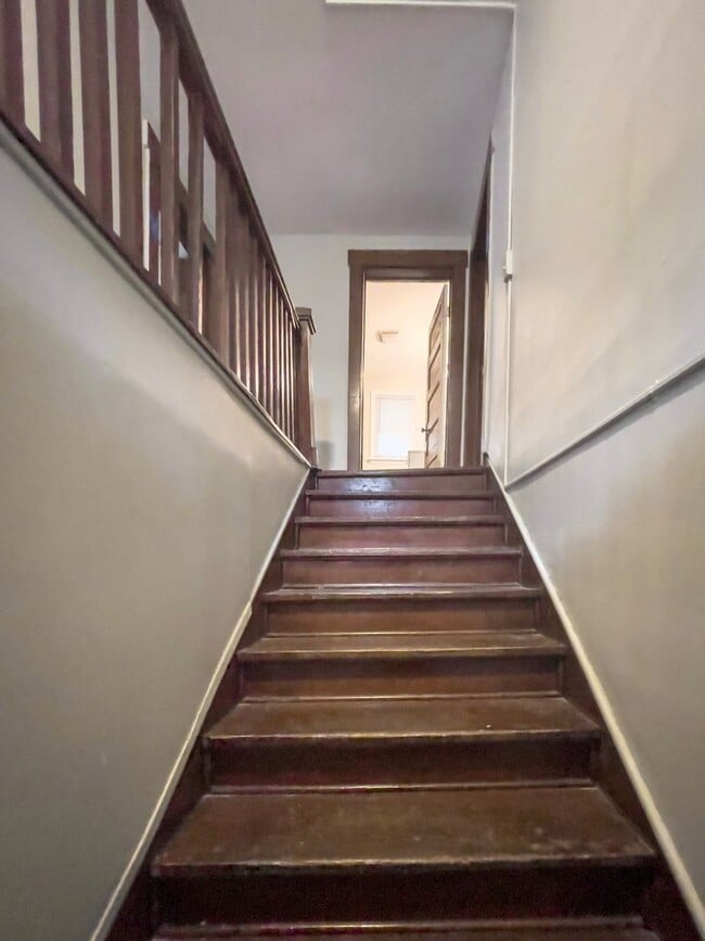 Building Photo - PRELEASING for AUGUST! Close to Campus: Washer and Dryer Included