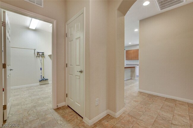 Building Photo - 484 Punto Vallata Dr