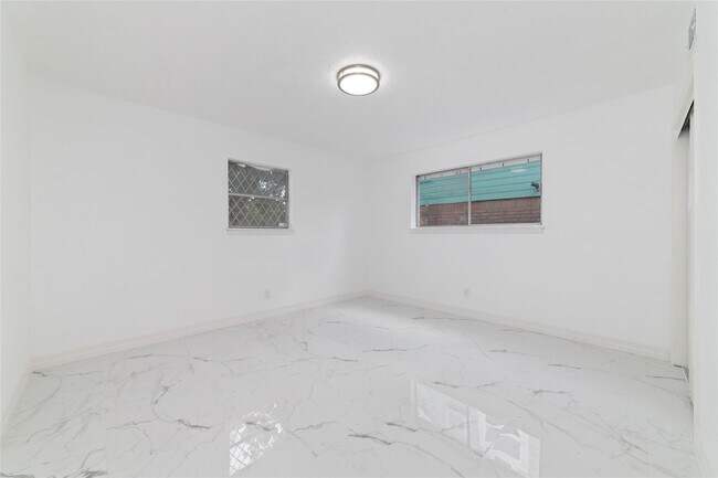 Building Photo - 9114 Mahoning Dr