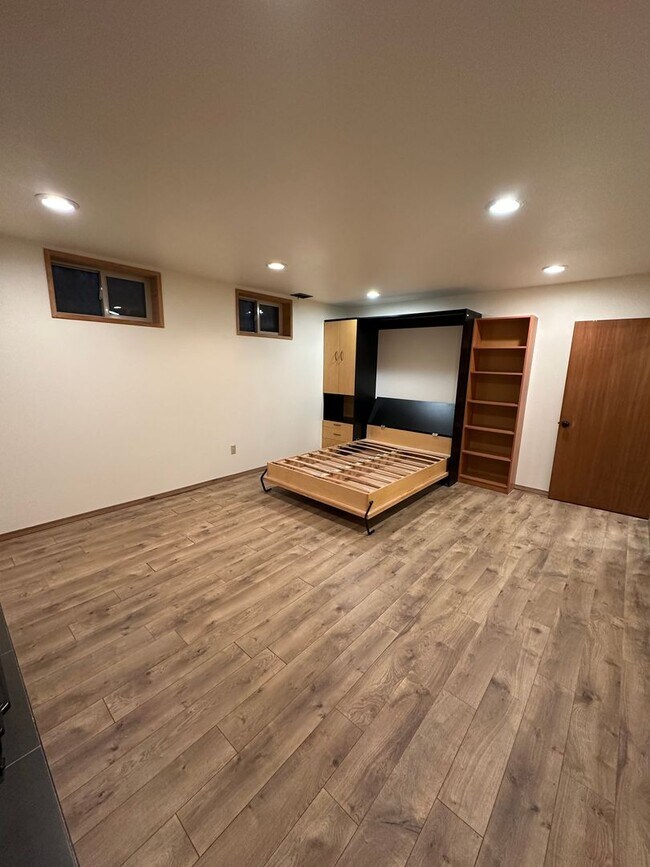Building Photo - 5 Bedroom 3 Bathroom House With A Huge Yard