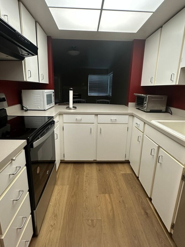 Building Photo - 2 Bedroom Quintet Condo off West Burnside ...