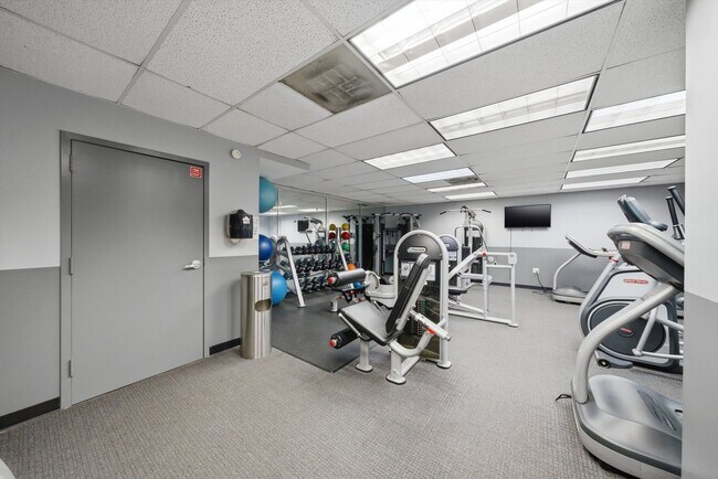 Building Photo - 6030 N Sheridan Rd