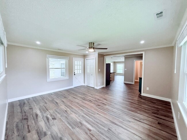 Building Photo - Stunningly Renovated 3 Bed, 2 Bath Home in...