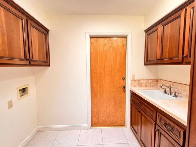 Building Photo - SOUTHWEST BAKERSFIELD