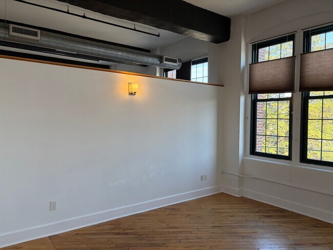 Building Photo - Sleek Manhattan Style Urban Condo Now Available in Byrne Lofts