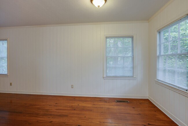 Building Photo - 3 Bedroom, 2 Bath Home Available 10/1/2025...
