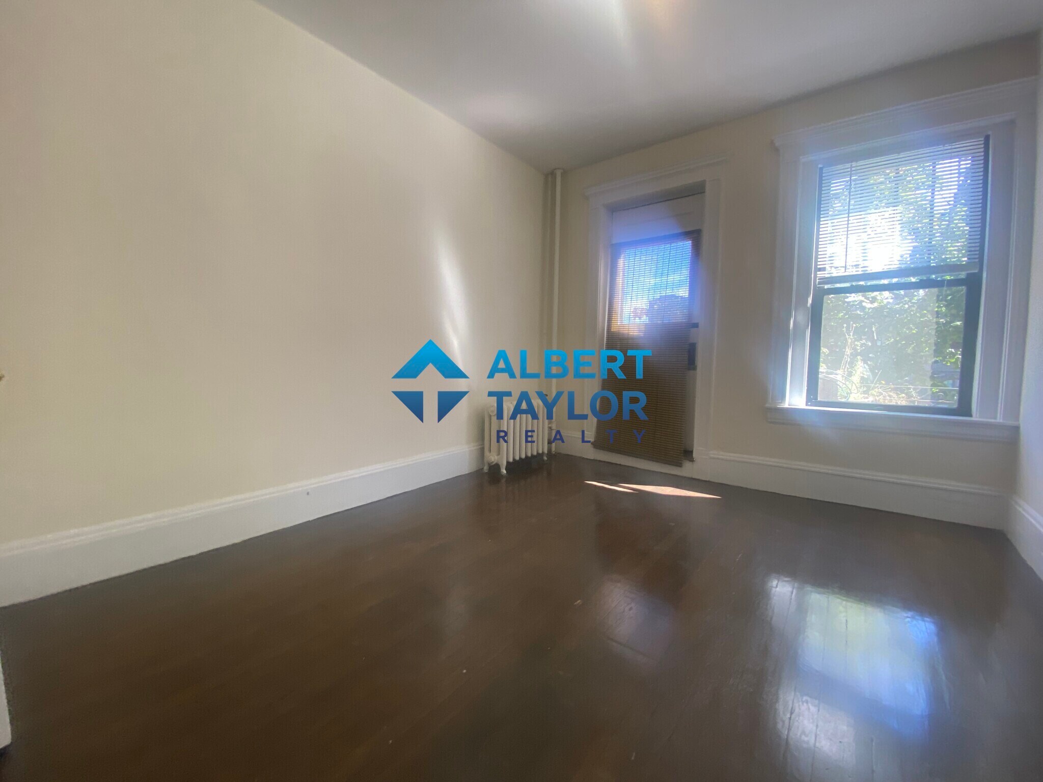 Building Photo - 458 Park Dr