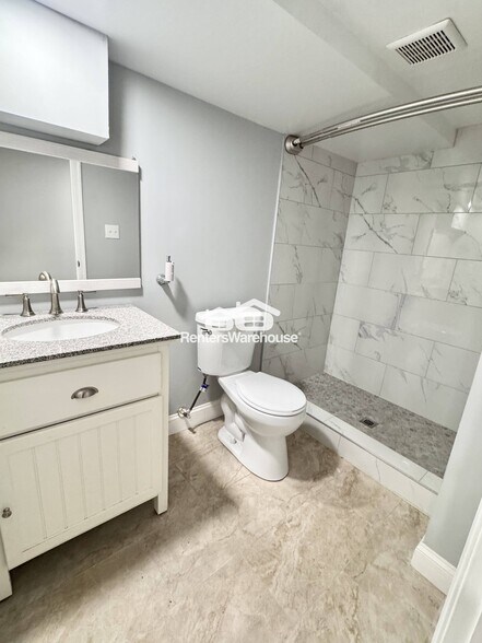 Building Photo - 627 S Curley St