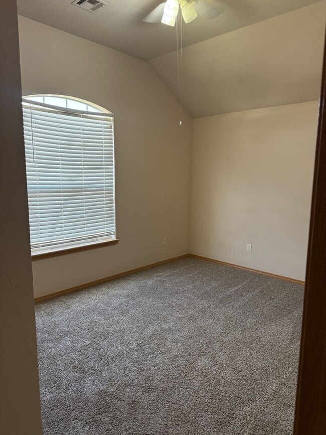 Building Photo - 716 Eastridge Dr