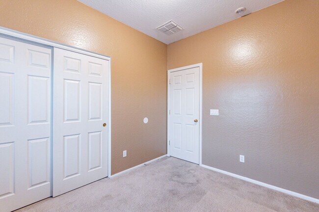 Building Photo - Three Beds & 2.5 Baths - Move Right In!