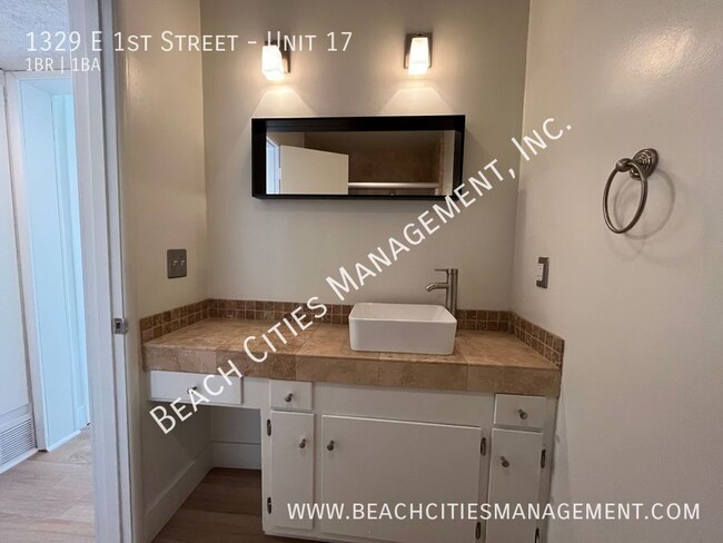 Building Photo - Stunning 1 Bedroom 1 Bath Condo Just One B...