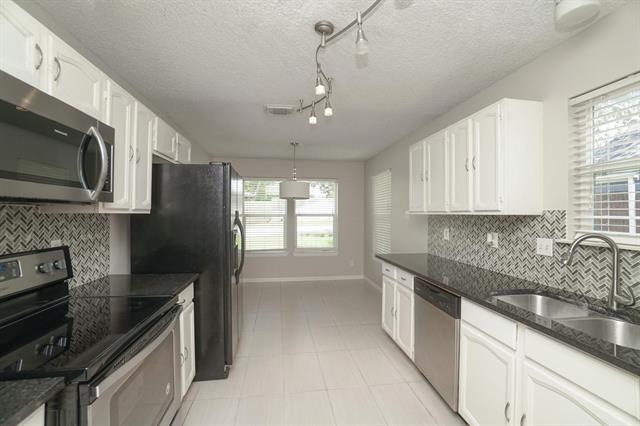 Building Photo - 302 Rosemary Ln