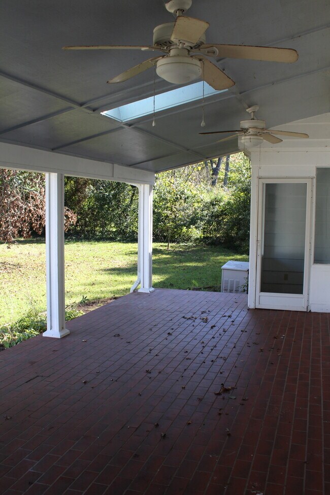 Building Photo - 3 Bed/2 Bath Home Right Next to Walker Golf Course!