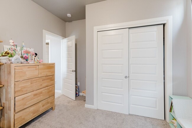 Building Photo - Modern 5 Bedroom Home with Solar Panels - MOVE IN SPECIAL: FIRST MONTH FREE!