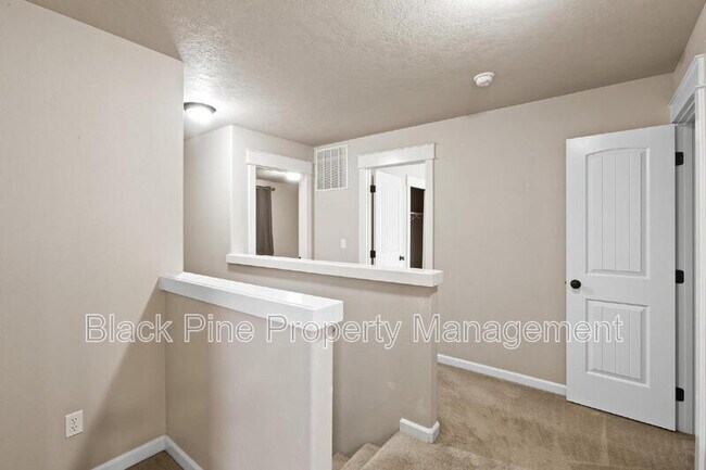 Building Photo - 1729 S Eagleson Rd