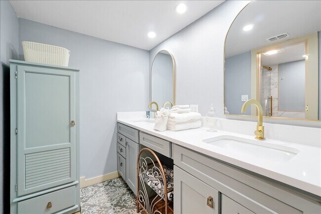 Building Photo - ALL UTILITIES INCLUDED & Fully Furnished! Sleek 2BR/2BA Townhome in Haines City