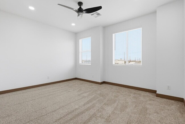 Building Photo - 2805 Trumbull Rd