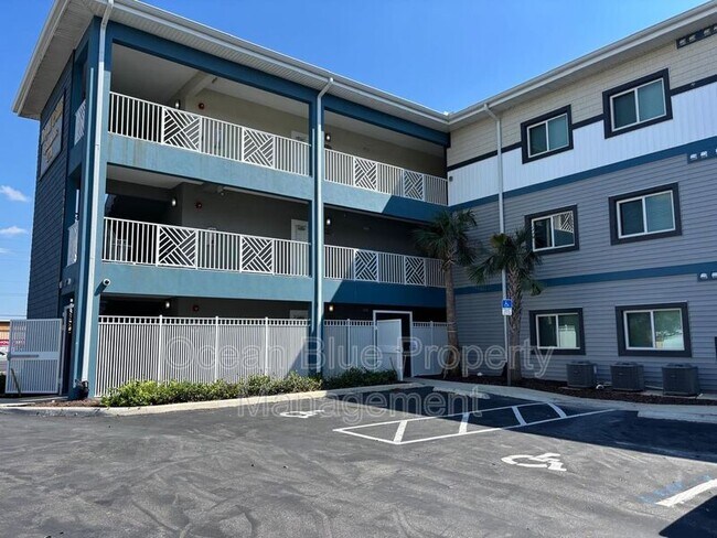 Building Photo - 2771 Royal Palm Ave