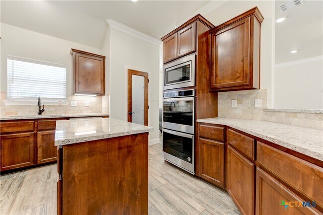 Building Photo - 1040 Vista Dr