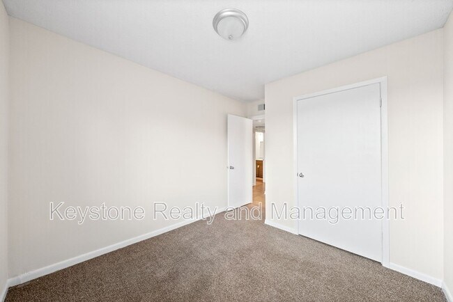 Building Photo - 225 Clara Dr
