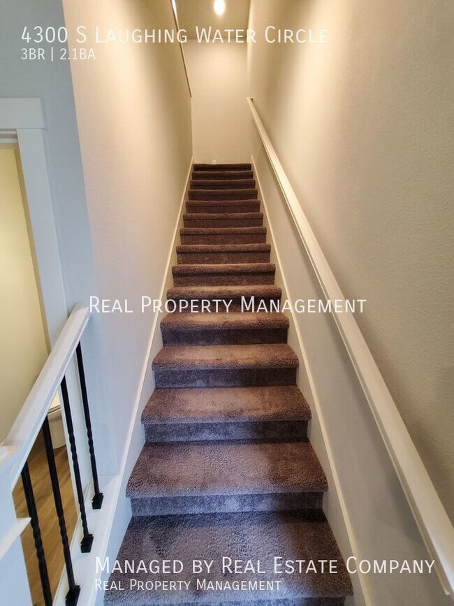 Building Photo - Modern Ridgefield Townhome with Two Car Ga...