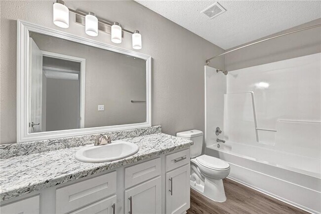 Building Photo - "Homey 3-Bed Townhouse on North Boxley Ave...