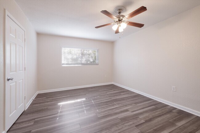 Building Photo - 7809 Hollow Oak