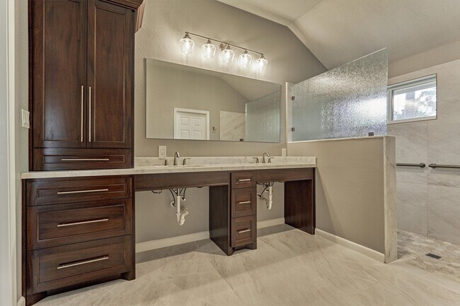 Building Photo - 27 E Russet Grove Cir