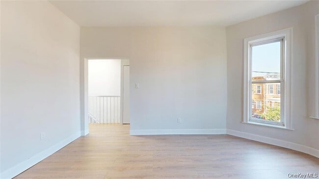 Building Photo - 549 Ashford St