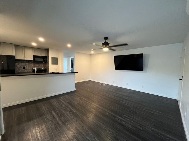 Building Photo - MOVE-IN READY 1+1 w/gated entry, 2 parking spaces + pool!