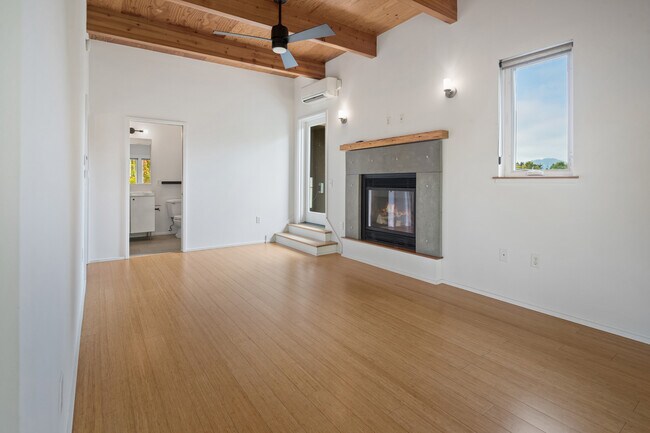 Building Photo - 504 NE Brazee St