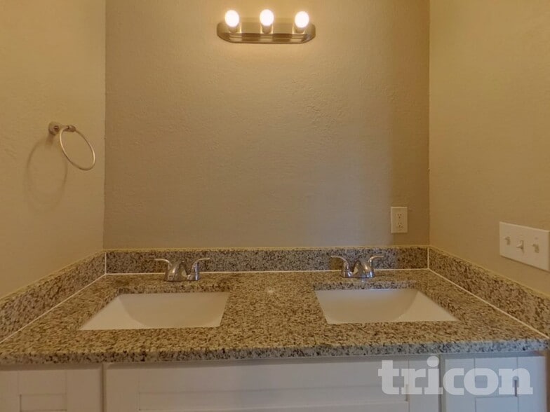 Building Photo - 4460 49th Ave N