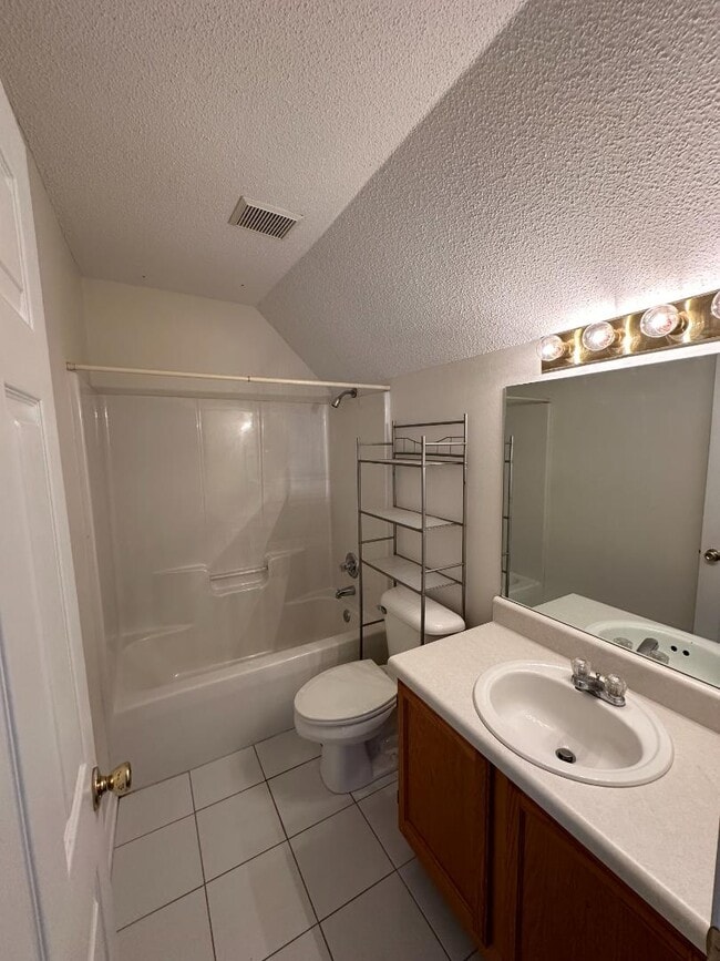 Building Photo - 2061 Laurel Oak Ct