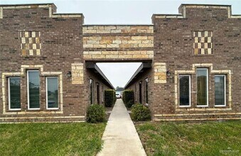 Building Photo - 6 Primrose Ave