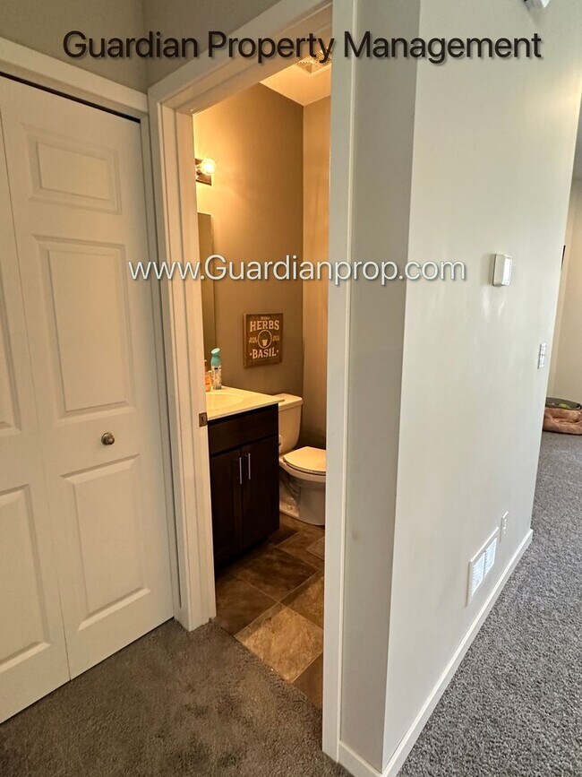 Building Photo - Champlin Town Home, Fireplace, 2 Car Garag...