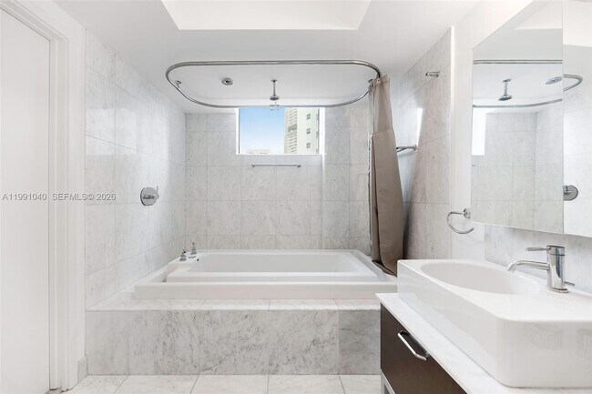 Building Photo - 218 SE 14th St