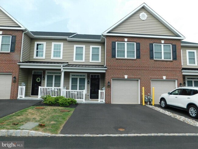 Building Photo - 16740 River View Cir