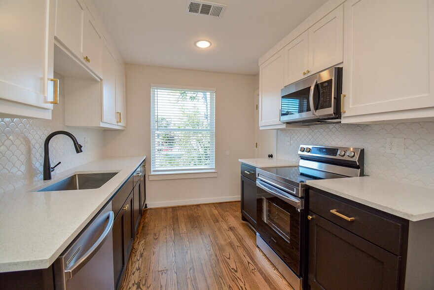 Brand new stainless steel high-end appliances - 2916 Arbor St