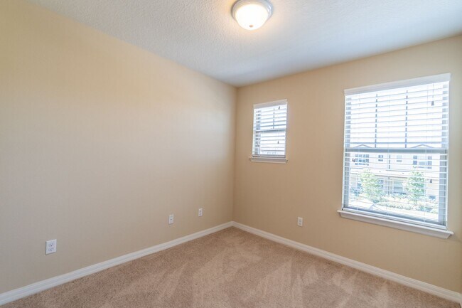 Building Photo - Beautiful Energy Efficient 3/2.5 Townhome ...