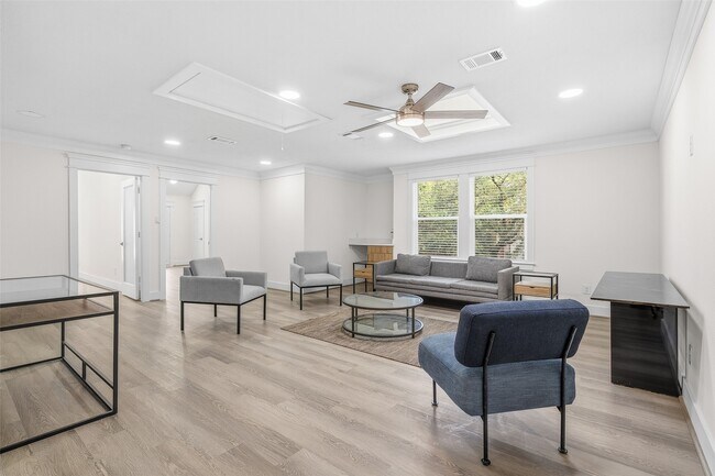 Building Photo - 1037 Town Pl St