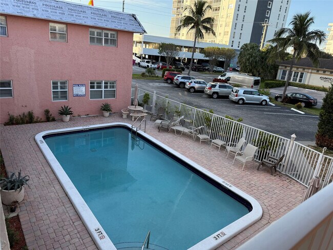 Building Photo - 1450 N Riverside Dr