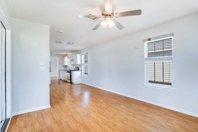 Building Photo - 1307 S Live Oak St