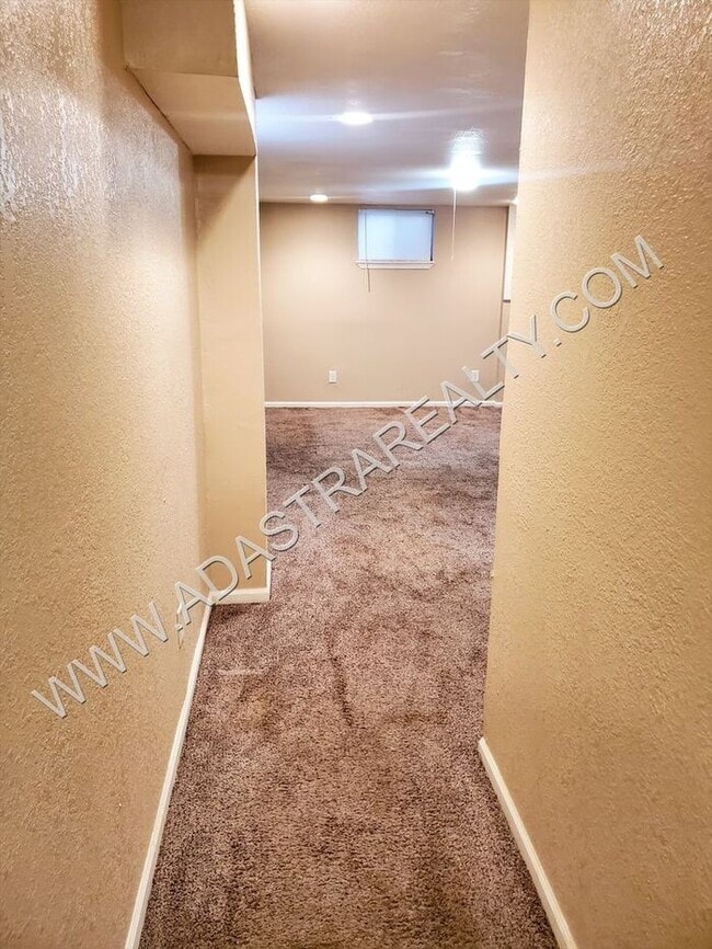 Building Photo - Nicely updated duplex near Kansas City schools-Available NOW!!