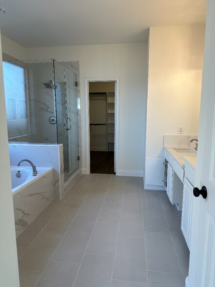 Building Photo - 4205 Lakeside Dr