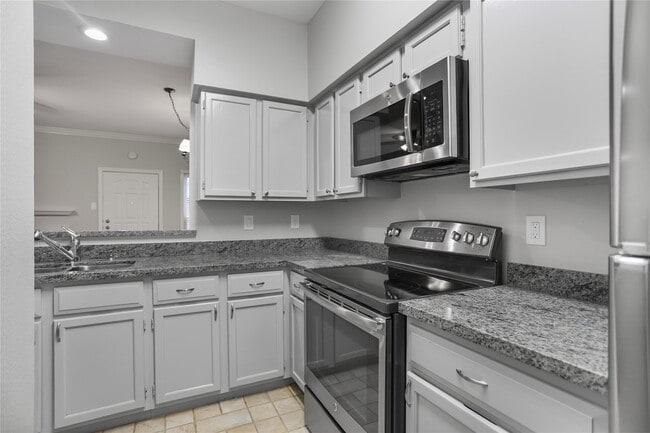 Building Photo - 3800 Tanglewilde St