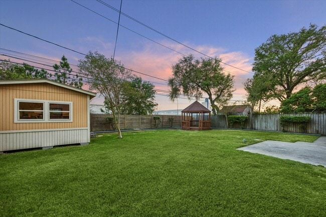 Building Photo - 9813 Pine Lake Dr